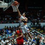 Rain or Shine Andrei Caracut z Elasto Painters počas zápasu so San Miguel Beermen vo štvrťfinále PBA Commissioner's Cup 2026.