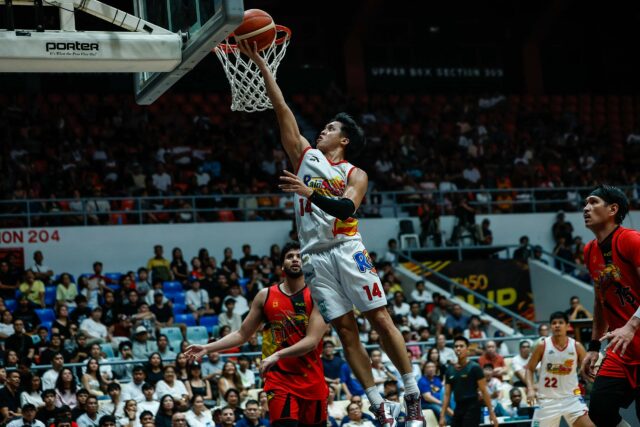 Rain or Shine Andrei Caracut z Elasto Painters počas zápasu so San Miguel Beermen vo štvrťfinále PBA Commissioner's Cup 2026. 