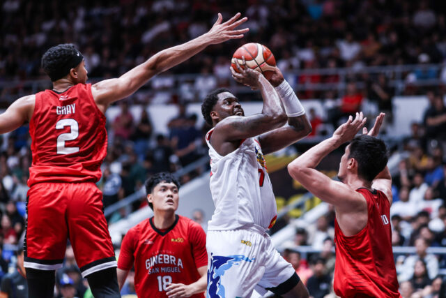 Rain or Shine Jaylen Johnson z Elasto Painters počas zápasu s Barangay Ginebra Gin Kings v semifinále PBA Commissioner's Cup 2026