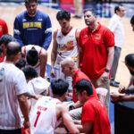Rain or Shine Yeng Guiao z Elasto Painters počas zápasu proti Barangay Ginebra Gin Kings v semifinále PBA Commissioner's Cup 2026.