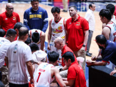 Rain or Shine’s posyp čerpá chválu od Yeng Guiao Rain or Shine Yeng Guiao z Elasto Painters počas zápasu proti Barangay Ginebra Gin Kings v semifinále PBA Commissioner's Cup 2026.