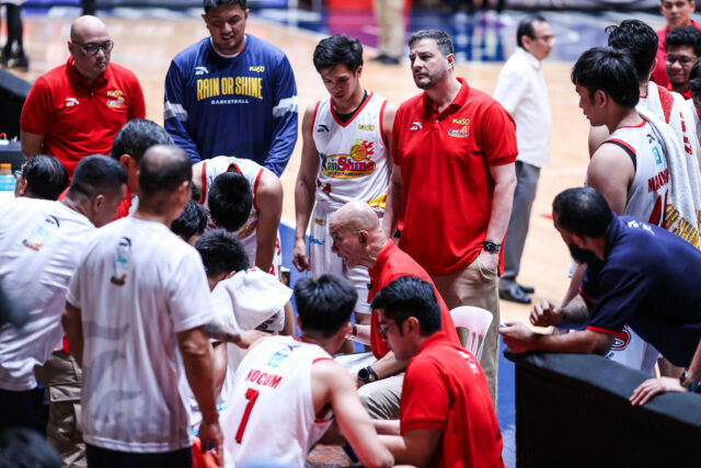 Rain or Shine Yeng Guiao z Elasto Painters počas zápasu proti Barangay Ginebra Gin Kings v semifinále PBA Commissioner's Cup 2026. 