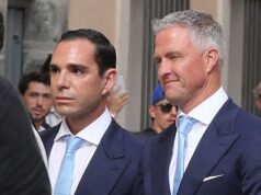 Ralf Schumacher (50) sa oženil s Etienne Bousquet-Cassagne (36) ako bývalá hviezda F1 sa 19 mesiacov po tom, čo sa stal gayom, spája so svojou partnerkou v honosnej St Tropez. Ralf Schumacher (vpravo) sa v sobotu oženil s Etienne Bousquet-Cassagne v St Tropez.