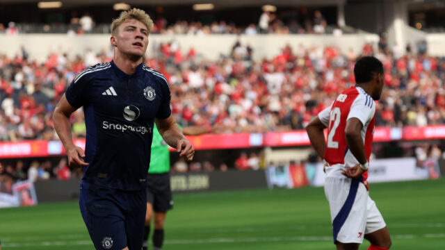 Rasmus Hojlund a Scott McTominay čelia v Neapole neistým časom
