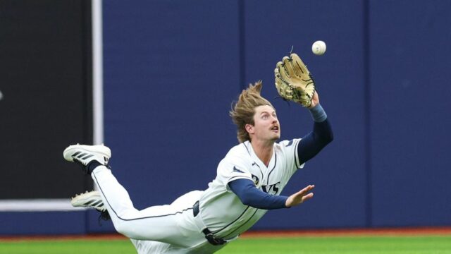 20. mája 2026; Petrohrad, Florida, USA; Pravý hráč Tampy Bay Rays Jonny DeLuca (21) sa v tretej smene na Tropicana Field chytí proti Baltimore Orioles. Povinný kredit: Nathan Ray Seebeck-Imagn Images