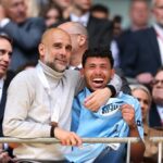 LONDÝN, ANGLICKO - 16. MÁJ: Pep Guardiola, manažér Manchestru City, oslavuje so Savinhom po zápase finále FA Cupu Emirates medzi Chelsea a Manchestrom City 16. mája 2026 v Londýne v Anglicku. (Foto: Michael Regan – The FA/The FA cez Getty Images)
