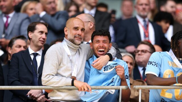 LONDÝN, ANGLICKO - 16. MÁJ: Pep Guardiola, manažér Manchestru City, oslavuje so Savinhom po zápase finále FA Cupu Emirates medzi Chelsea a Manchestrom City 16. mája 2026 v Londýne v Anglicku. (Foto: Michael Regan – The FA/The FA cez Getty Images)