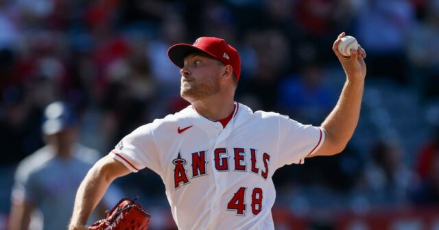 Reid Detmers vystrelil 14, Angels skórovali odchod, aby smetli Rangers
