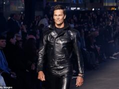 Reportér NFL si robí srandu pri debute Toma Bradyho na móle brutálnym porovnaním po tom, čo legenda QB šokovala fanúšikov odvážnym koženým oblečením Super Bowl šampión quarterback Tom Brady debutuje na dráhe pre Gucciho v New Yorku