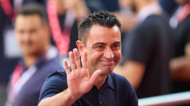 SEVILLA, ŠPANIELSKO - 26. MÁJ: Xavi, hlavný tréner FC Barcelona, ​​​​se pozerá pred zápasom LaLiga EA Sports medzi Sevilla FC a FC Barcelona na Estadio Ramon Sanchez Pizjuan 26. mája 2024 v Seville v Španielsku. (Foto: Fran Santiago/Getty Images)