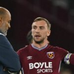 Anglický útočník #20 z West Ham United Jarrod Bowen (R) sa rozpráva s portugalským hlavným trénerom West Ham United Nunom Espíritom Santom (L) počas prestávky hry počas futbalového zápasu anglickej Premier League medzi West Ham United a Brentfordom na londýnskom štadióne v Londýne 20. októbra 2025. (Foto: Glyn KIRK / AFP) / OBMEDZENÉ EDITORY Nepoužívajte s nepovoleným zvukom, videom, údajmi, súpiskami zápasov, logami klubov/ligy alebo „živými“ službami. Online použitie v zápase je obmedzené na 120 obrázkov. Ďalších 40 obrázkov môže byť použitých v predĺžení. Nie emulácia videa. Používanie sociálnych médií počas zápasu je obmedzené na 120 obrázkov. Ďalších 40 obrázkov môže byť použitých v predĺžení. Nepoužívajte v publikáciách o stávkach, hrách alebo publikáciách o jednotlivých kluboch/ligách/hráčoch. / (Foto GLYN KIRK/AFP cez Getty Images)
