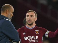 Riadenie West Hamu s obratom 150 miliónov libier a rozhodnutie Jarroda Bowena Anglický útočník #20 z West Ham United Jarrod Bowen (R) sa rozpráva s portugalským hlavným trénerom West Ham United Nunom Espíritom Santom (L) počas prestávky hry počas futbalového zápasu anglickej Premier League medzi West Ham United a Brentfordom na londýnskom štadióne v Londýne 20. októbra 2025. (Foto: Glyn KIRK / AFP) / OBMEDZENÉ EDITORY Nepoužívajte s nepovoleným zvukom, videom, údajmi, súpiskami zápasov, logami klubov/ligy alebo „živými“ službami. Online použitie v zápase je obmedzené na 120 obrázkov. Ďalších 40 obrázkov môže byť použitých v predĺžení. Nie emulácia videa. Používanie sociálnych médií počas zápasu je obmedzené na 120 obrázkov. Ďalších 40 obrázkov môže byť použitých v predĺžení. Nepoužívajte v publikáciách o stávkach, hrách alebo publikáciách o jednotlivých kluboch/ligách/hráčoch. / (Foto GLYN KIRK/AFP cez Getty Images)