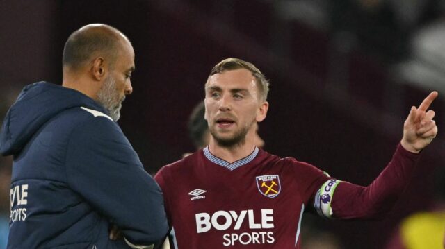 Anglický útočník #20 z West Ham United Jarrod Bowen (R) sa rozpráva s portugalským hlavným trénerom West Ham United Nunom Espíritom Santom (L) počas prestávky hry počas futbalového zápasu anglickej Premier League medzi West Ham United a Brentfordom na londýnskom štadióne v Londýne 20. októbra 2025. (Foto: Glyn KIRK / AFP) / OBMEDZENÉ EDITORY Nepoužívajte s nepovoleným zvukom, videom, údajmi, súpiskami zápasov, logami klubov/ligy alebo „živými“ službami. Online použitie v zápase je obmedzené na 120 obrázkov. Ďalších 40 obrázkov môže byť použitých v predĺžení. Nie emulácia videa. Používanie sociálnych médií počas zápasu je obmedzené na 120 obrázkov. Ďalších 40 obrázkov môže byť použitých v predĺžení. Nepoužívajte v publikáciách o stávkach, hrách alebo publikáciách o jednotlivých kluboch/ligách/hráčoch. / (Foto GLYN KIRK/AFP cez Getty Images)