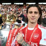 Riccardo Calafiori oslavuje po zápase Premier League medzi Crystal Palace a Arsenalom v Selhurst Parku.