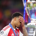 Gabriel Magalhaes z Arsenalu vyzerá skľúčene, keď prechádza okolo trofeje po prehre vo finále Ligy majstrov UEFA 2026 medzi Paris Saint-Germain a Arsenal FC v Puskas Arene 30. mája 2026 v Budapešti v Maďarsku.