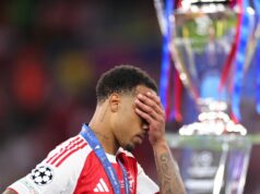 Richarlison a Erling Haaland brutálne zosmiešňujú Arsenal minúty po agónii Ligy majstrov Gabriel Magalhaes z Arsenalu vyzerá skľúčene, keď prechádza okolo trofeje po prehre vo finále Ligy majstrov UEFA 2026 medzi Paris Saint-Germain a Arsenal FC v Puskas Arene 30. mája 2026 v Budapešti v Maďarsku.