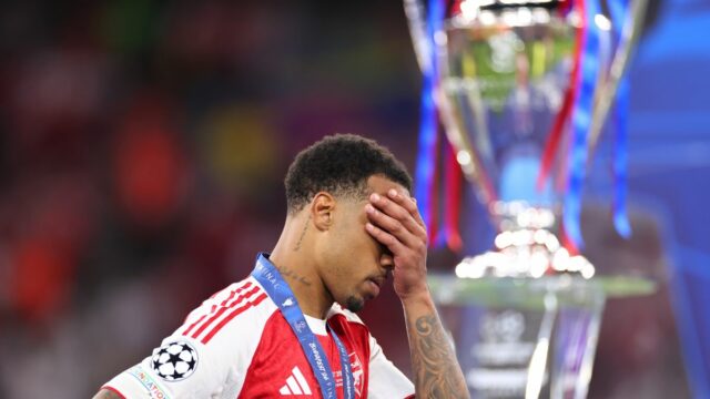 Gabriel Magalhaes z Arsenalu vyzerá skľúčene, keď prechádza okolo trofeje po prehre vo finále Ligy majstrov UEFA 2026 medzi Paris Saint-Germain a Arsenal FC v Puskas Arene 30. mája 2026 v Budapešti v Maďarsku.