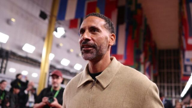 Rio Ferdinand chce, aby sa jedna legenda Manchestru United ospravedlnila Arsenalu po „rokoch výsmechu“
