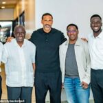 Rio Ferdinand bol obvinený zo športového zneužívania po tom, čo sa zdalo, že podporuje vládu Tanzánie (druhá pravica - sankcionovaný minister kultúry a športu Paul Makonda)