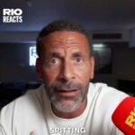 Rio Ferdinand namieril na svojho starého nepriateľa Jamieho Carraghera tenko zahalené „pľuvanie“