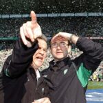 Martin O'Neill s asistentom Johnom Robertsonom po víťazstve v lige v Parkhead v roku 2002