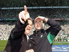 Robbo by sa na nás v Hampdene pozeral zhora… bol by žartovný a povedal: ‚Nie je to výnimočné?’… Martin O’Neill vzdáva hold bývalému asistentovi Johnovi Robertsonovi pred finálovým zápasom Škótskeho pohára s Neilom Lennonom Martin O'Neill s asistentom Johnom Robertsonom po víťazstve v lige v Parkhead v roku 2002
