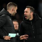 Roberto De Zerbi, manažér Tottenham Hotspur, reaguje na štvrtého rozhodcu, Thomasa Kirka, po tom, čo dostal žltú kartu počas zápasu Premier League medzi Tottenham Hotspur a Leeds United na štadióne Tottenham Hotspur 11. mája 2026 v Londýne, Anglicko.