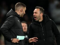Roberto De Zerbi poukazuje na VAR Arsenalu vs West Ham, ako vysvetlil výbuch Tottenhamu Roberto De Zerbi, manažér Tottenham Hotspur, reaguje na štvrtého rozhodcu, Thomasa Kirka, po tom, čo dostal žltú kartu počas zápasu Premier League medzi Tottenham Hotspur a Leeds United na štadióne Tottenham Hotspur 11. mája 2026 v Londýne, Anglicko.