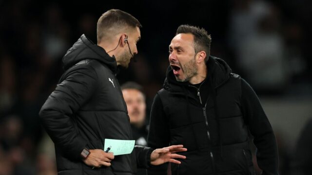 Roberto De Zerbi, manažér Tottenham Hotspur, reaguje na štvrtého rozhodcu, Thomasa Kirka, po tom, čo dostal žltú kartu počas zápasu Premier League medzi Tottenham Hotspur a Leeds United na štadióne Tottenham Hotspur 11. mája 2026 v Londýne, Anglicko.