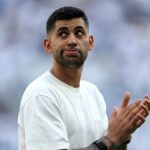 Cristian Romero z Tottenhamu Hotspur tlieska fanúšikom po zápase Premier League medzi Tottenhamom Hotspur a Evertonom na štadióne Tottenham Hotspur 24. mája 2026 v Londýne v Anglicku.