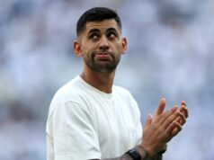 Roberto De Zerbi urazil Cristiana Romera, keď šéf Tottenhamu vymenoval osem hráčov, ktorí sú kľúčoví pre prežitie Cristian Romero z Tottenhamu Hotspur tlieska fanúšikom po zápase Premier League medzi Tottenhamom Hotspur a Evertonom na štadióne Tottenham Hotspur 24. mája 2026 v Londýne v Anglicku.