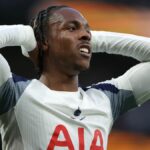 Mathys Tel udelil nákladnú penaltu proti Leedsu United.