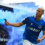 Richarlison máva svetlicu po svojom kľúčovom góle v boji o prežitie Evertonu v roku 2022