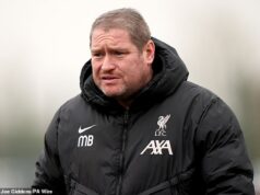 Rodina bývalého šéfa Liverpoolu Women Matta Bearda odhalila svoju srdcervúcu poslednú textovú správu odoslanú predtým, ako ho našli visieť doma po tom, čo sa cítil „šikanovaný“ jeho starým klubom Burnley Bývalý manažér Liverpool Women Matt Beard zomrel vo veku 47 rokov v septembri minulého roka