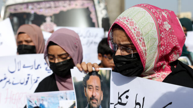 Rodiny žiadajú prepustenie pakistanskej posádky zajatej somálskymi pirátmi | Protesty
