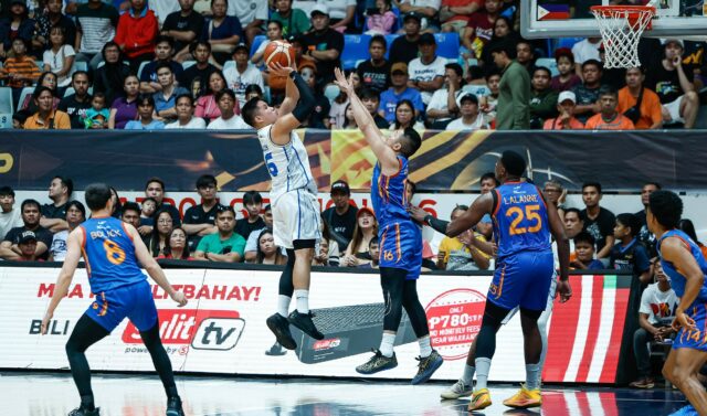 Roger Pogoy z TNT Tropang 5G počas zápasu s NLEX Road Warriors vo štvrťfinále PBA Commissioner's Cup v roku 2026.