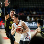 Robert Bolick z NLEX Road Warriors strážený Rogerom Pogoyom z TNT Tropang 5G počas zápasu vo štvrťfinále PBA Commissioner's Cup 2026.