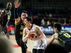 Roger Pogoy prijíma výzvu strážiť Roberta Bolicka Robert Bolick z NLEX Road Warriors strážený Rogerom Pogoyom z TNT Tropang 5G počas zápasu vo štvrťfinále PBA Commissioner's Cup 2026.