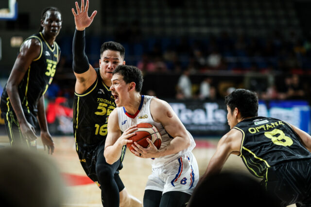 Robert Bolick z NLEX Road Warriors strážený Rogerom Pogoyom z TNT Tropang 5G počas zápasu vo štvrťfinále PBA Commissioner's Cup 2026.