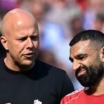 Televízny učenec a bývalý futbalista Wayne Rooney sleduje pred štvrťfinále Ligy majstrov UEFA, futbalovým zápasom druhého zápasu medzi Liverpoolom a Paris Saint-Germain na Anfielde v Liverpoole v severozápadnom Anglicku 14. apríla 2026. (Foto Paul ELLIS / AFP cez Getty Images)