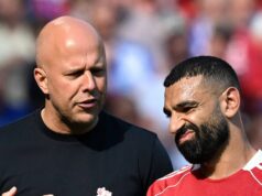 Rooney kritizuje „sebeckého“ Salaha, ktorý by mal Liverpoolu odoprieť rozlúčku po „nerešpektovaní“ Slotu Televízny učenec a bývalý futbalista Wayne Rooney sleduje pred štvrťfinále Ligy majstrov UEFA, futbalovým zápasom druhého zápasu medzi Liverpoolom a Paris Saint-Germain na Anfielde v Liverpoole v severozápadnom Anglicku 14. apríla 2026. (Foto Paul ELLIS / AFP cez Getty Images)