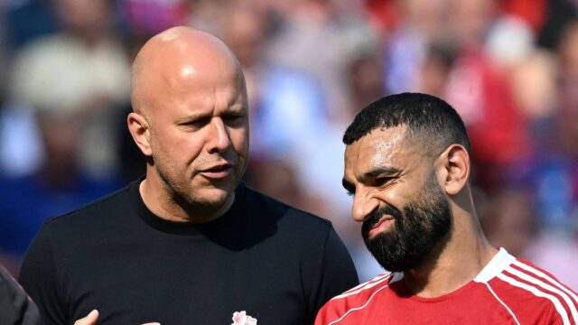 Televízny učenec a bývalý futbalista Wayne Rooney sleduje pred štvrťfinále Ligy majstrov UEFA, futbalovým zápasom druhého zápasu medzi Liverpoolom a Paris Saint-Germain na Anfielde v Liverpoole v severozápadnom Anglicku 14. apríla 2026. (Foto Paul ELLIS / AFP cez Getty Images)