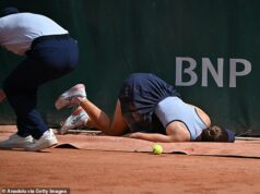 Row vypukol na French Open po tom, čo hráč bol nútený odísť do dôchodku, zranený po tom, čo zakopol o reklamnú tabuľu a narazil do steny – ako britská hviezda Katie Boulter udrela na sociálnych sieťach Zeynep Sonmez zakopla o reklamné panely v zadnej časti kurtu