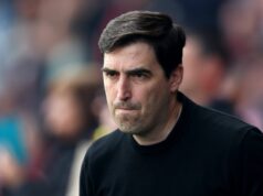 Roy Keane úprimne priznal Andoniho Iraolu po tom, čo sa objavili prepojenia na Man Utd BOURNEMOUTH, ANGLICKO - 3. MÁJ: Andoni Iraola, manažér AFC Bournemouth, sleduje pred zápasom Premier League medzi Bournemouthom a Crystal Palace na Vitality Stadium 3. mája 2026 v Bournemouthe v Anglicku. (Foto: Steve Bardens/Getty Images)
