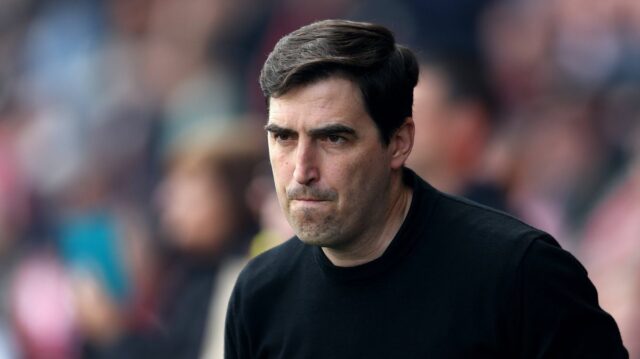 BOURNEMOUTH, ANGLICKO - 3. MÁJ: Andoni Iraola, manažér AFC Bournemouth, sleduje pred zápasom Premier League medzi Bournemouthom a Crystal Palace na Vitality Stadium 3. mája 2026 v Bournemouthe v Anglicku. (Foto: Steve Bardens/Getty Images)