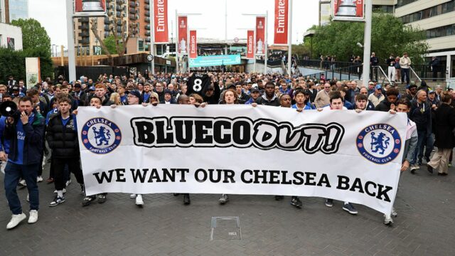 Rozzúrení fanúšikovia Chelsea protestujú proti majiteľom tesne pred finále FA Fanúšikovia Chelsea protestovali na Wembley Way niekoľko hodín pred finále FA Cupu