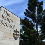 Študenti z historickej King's School v Sydney boli poslaní domov z ich rugbyového turné v Japonsku po tom, čo ich prichytili s veľkým množstvom alkoholu.