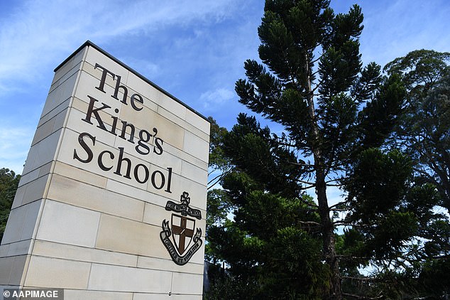Rugbyisti z jednej z najprestížnejších škôl v Austrálii „pošli domov Študenti z historickej King's School v Sydney boli poslaní domov z ich rugbyového turné v Japonsku po tom, čo ich prichytili s veľkým množstvom alkoholu.
