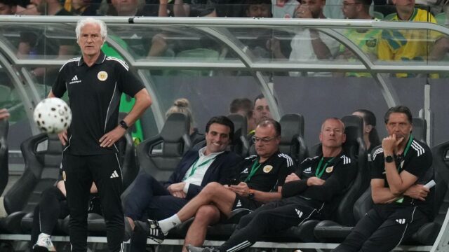 Rutten odstupuje z postu trénera Curacaa, keď sa šíria zvesti o návrate Advocaatu pred Majstrovstvami sveta vo futbale 2026
