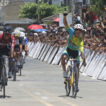 Ryan Tugawin z Excellent Noodles oslavuje v cieli víťazstvo v 8. etape Tour of Luzon.